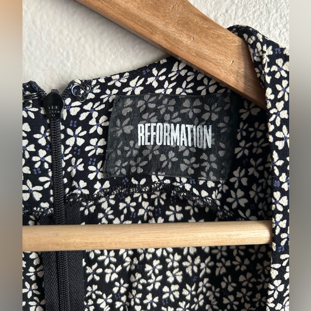 Reformation Black and White Floral Romper with Shoulder Pads 100% Viscose Size 0 - Picture 4 of 5